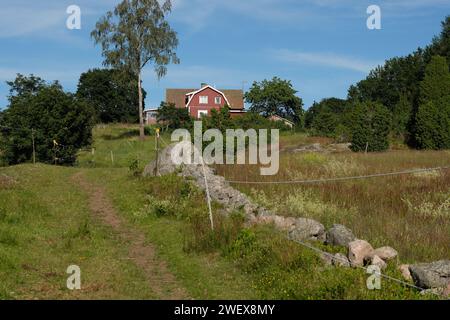 Typisch schwedisches rotes Bauernhaus in Bredebolet in Skaraborg im Vaestra Goetaland in Schweden Stockfoto