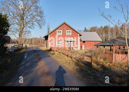 Typisch rot lackiertes schwedisches Landwirtschaftsgebäude in Bredebolet in Skaraborg in Vaestra Goetaland in Schweden Stockfoto