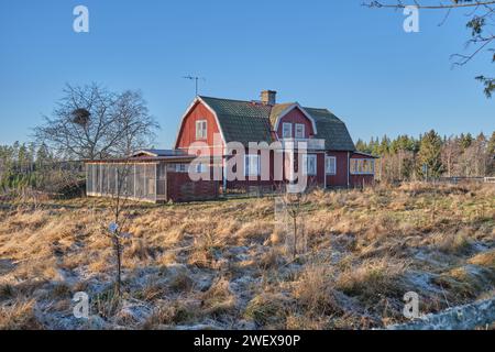 Typisch schwedisches rot bemaltes Bauernhaus in Bredebolet in Skaraborg im Vaestra Goetaland in Schweden Stockfoto