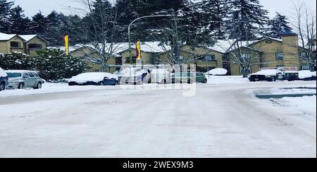 Die Straße wird rutschig, da sie im Winter mit Schnee bedeckt ist Stockfoto