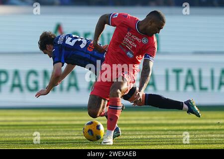 Bergamo, Italien. Januar 2024. Foto Spada/LaPresse 27 gennaio 2024 - Bergamo, Italia - Sport, calcio - Atalanta vs Udinese - Campionato italiano di calcio Serie A TIM 2023/2024 - Stadio Gewiss. Nella Foto: Aleksey Miranchuk (Atalanta BC); Walace27. Januar 2024 Bergamo, Italien - Sport, calcio - Atalanta vs Udinese - Fußballmeisterschaft Serie A 2023/2024 - Gewiss-Stadion. Auf dem Bild: Aleksey Miranchuk (Atalanta BC); Walace Credit: LaPresse/Alamy Live News Stockfoto