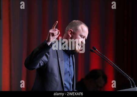 Berlin, Deutschland, 27.01.2024: Kosmos Kino: Gründungsparteitag von Bündnis Sahra Wagenknecht - Vernunft und Gerechtigkeit : Generalsekretär Christian Leye hält eine Rede. *** Berlin, 27 01 2024 Kosmos Kino Gründungsparteienkonferenz des Bündnisses Sahra Wagenknecht Vernunft und Gerechtigkeit Generalsekretär Christian Leye hält eine Rede Urheberrecht: XdtsxNachrichtenagenturx dts 29441 Stockfoto