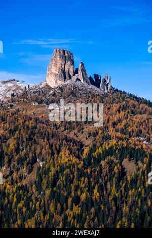 Die Felsformation Cinque Torri und die Berghütte Rifugio Cinque Torri, umgeben von gelben Lärchen und grünen Kiefern bei Sonnenaufgang im Herbst. Cor Stockfoto