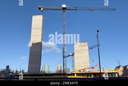 Blue-Sky-Szene auf einer der vielen Baustellen rund um das Stadtzentrum von Birmingham, West Midlands, England, mit hoch aufragenden Kränen. Stockfoto