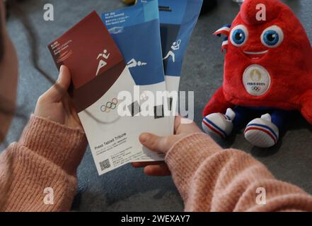 Frankreich. Januar 2024. © PHOTOPQR/L'ALSACE/Jean-Francois FREY ; ; 27/01/2024 ; Illustration achats de Billets pour les Jeux Olympiques de Paris 2024. Tickets für die olympischen Spiele 2024 in Paris Guthaben: MAXPPP/Alamy Live News Stockfoto