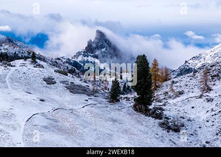 Felswände und Gipfel des Berges Sasso di Stria im Winter, teilweise mit Wolken bedeckt, von der Felsformation Cinque Torri aus gesehen. Cortina d Ampezzo Stockfoto