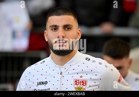 Stuttgart, Deutschland. Januar 2024. vor Spielbeginn: Deniz Undav VfB Stuttgart (26) Aufwaermen Training VfB Stuttgart vs RasenBallsport Leipzig RBL 27.01.2024 DFL-VORSCHRIFTEN VERBIETEN JEDE VERWENDUNG VON FOTOGRAFIEN ALS BILDSEQUENZEN UND/ODER QUASI-VIDEO/dpa/Alamy Live News Stockfoto