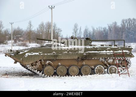 LENINGRAD REGION, RUSSLAND - 05. FEBRUAR 2023: Infanterie-Kampffahrzeug (BMP-2) an einem Wintertag Stockfoto