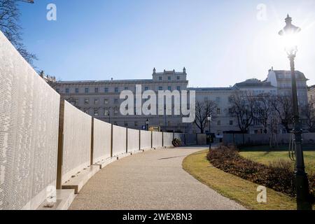 Wien, ï½sterreich. 27. Jänner 2024. Namensmauer im Ostarrichipark am Tag des Gedenkens an die Opfer des Nationalsozialismus. *** Wien, ï½Austria 27. Januar 2024 Namensmauer im Ostarrichipark am Tag des Gedenkens an die Opfer des Nationalsozialismus Stockfoto