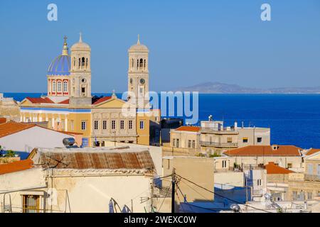 Ermoupoli, GR - 7. August 2023: Stadtbild von Ermoupoli und Kirche von Agios Nikolaos Stockfoto