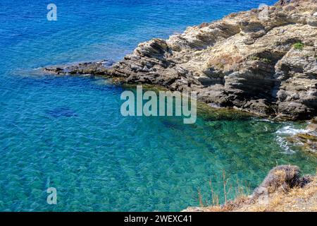 Küste mit türkisfarbenem Wasser auf der Insel Tinos, Griechenland Stockfoto