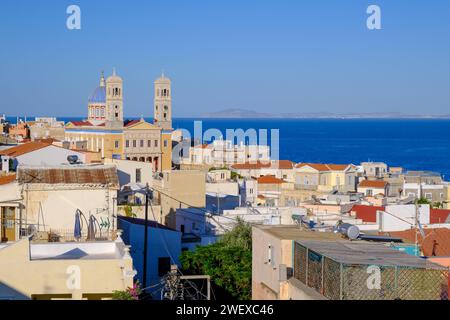 Ermoupoli, GR - 7. August 2023: Stadtbild von Ermoupoli und Kirche von Agios Nikolaos Stockfoto