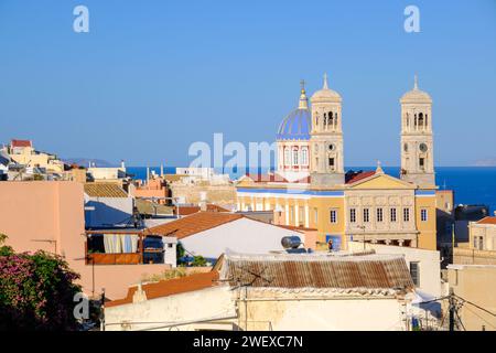 Ermoupoli, GR - 7. August 2023: Stadtbild von Ermoupoli und Kirche von Agios Nikolaos Stockfoto