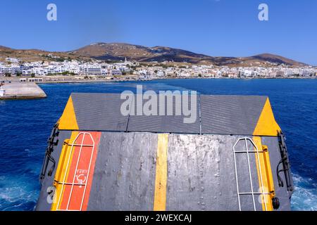 Tinos, GR - 6. August 2023: Panoramablick auf Chora, Hauptstadt der Insel Tinos, von der Fähre Stockfoto