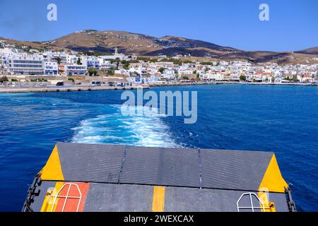 Tinos, GR - 6. August 2023: Panoramablick auf Chora, Hauptstadt der Insel Tinos, von der Fähre Stockfoto
