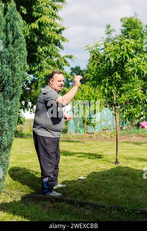 Ein Mann, der ein Spiel Dart spielt. Er braucht Konzentration und Perfektion, um zu gewinnen Stockfoto