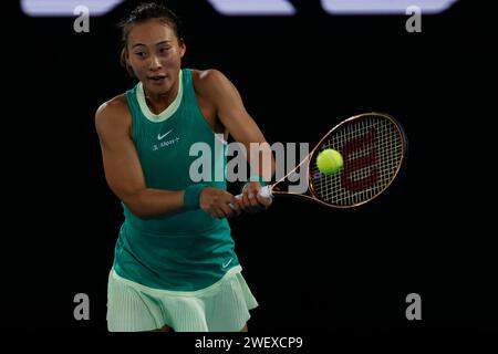 Qinwen Zheng (CHN) im Finale gegen Aryna Sabalenka am 14. Tag der Australian Open 2024 im Melbourne Park am 27. Januar 2024 in Melbourne, Australien. Stockfoto