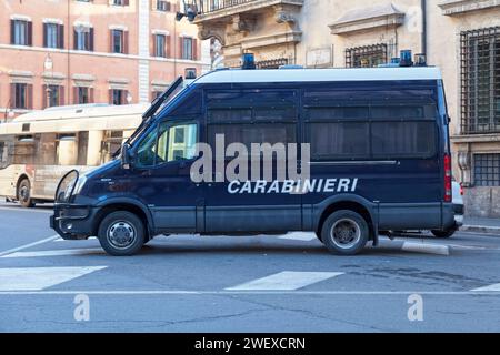 Rom, Italien - 18. März 2018: Polizeiwagen der Carabinieri parkte an der Via del Corso. Stockfoto