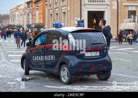 Piazza Papa Pio XII, Vatikanstadt, 17. März 2018: Ein Carabinieri Auto auf der Piazza Papa Pio XII mit einem Carabinieri im Gespräch mit einem Touristen. Stockfoto