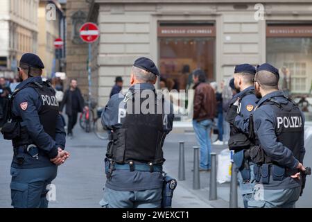 Florenz, Italien - 02. April 2019: Polizisten in Weste in der Nähe einer Kathedrale. Stockfoto