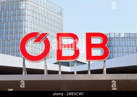 Wien, Österreich - 17. Juni 2018: OBB-Schild vor dem Bahnhof Wien Hbf. Stockfoto