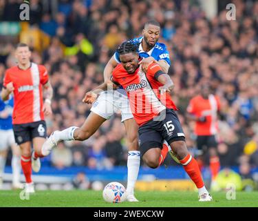 Liverpool, Großbritannien. Januar 2024. Beto of Everton und Teden Mengi aus Luton Town kämpfen um den Ball, während des Emirates FA Cup Fourth Round Match Everton gegen Luton Town im Goodison Park, Liverpool, Vereinigtes Königreich, 27. Januar 2024 (Foto: Steve Flynn/News Images) in Liverpool, Vereinigtes Königreich am 27. Januar 2024. (Foto: Steve Flynn/News Images/SIPA USA) Credit: SIPA USA/Alamy Live News Stockfoto