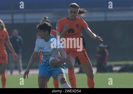 Cercola, Italien, 27. Januar 2024 Agnese Bonfantini vom FC Internazionale tritt mit Paola Di Marino vom SSC Napoli Soccer um den Ball an - Frauen-Spiel zwischen Napoli Femminile und FC Internazionale Credit:Agostino Gemito/ Alamy Live News Stockfoto