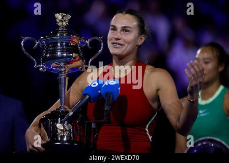 Aryna Sabalenka hebt die Trophäe ab, nachdem sie am 14. Tag der Australian Open 2024 am Melbourne Park am 27. Januar 2024 in Melbourne, Australien das Finale gegen Qinwen Zheng (CHN) gewonnen hatte. Stockfoto