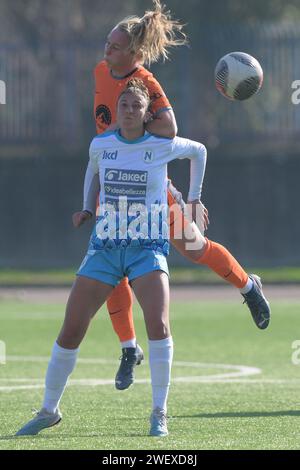 Cercola, Italien, 27. Januar 2024 Andrine Tomter vom FC Internazionale tritt um den Ball an mit Martina di Bari vom SSC Napoli Soccer - Frauenspiel zwischen Napoli Femminile und FC Internazionale Credit:Agostino Gemito/ Alamy Live News Stockfoto