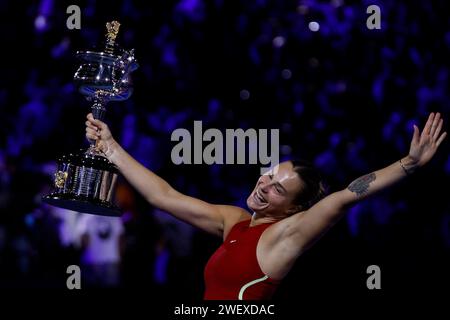 Aryna Sabalenka hebt die Trophäe ab, nachdem sie das Finale gegen Qinwen Zheng (CHN) am 27. Januar 2024 gewonnen hat; Melbourne Park, Melbourne, Victoria, Australien; Australian Open Tennis Championship Tag 14; am 14. Tag der Australian Open 2024 im Melbourne Park am 27. Januar 2024 in Melbourne, Australien. Stockfoto