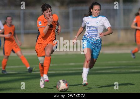 Cercola, Italien, 27. Januar 2024 Elisa Polli vom FC Internazionale tritt mit Martina di Bari vom SSC Napoli Soccer um den Ball an - Frauen-Spiel zwischen Napoli Femminile und FC Internazionale Credit:Agostino Gemito/ Alamy Live News Stockfoto