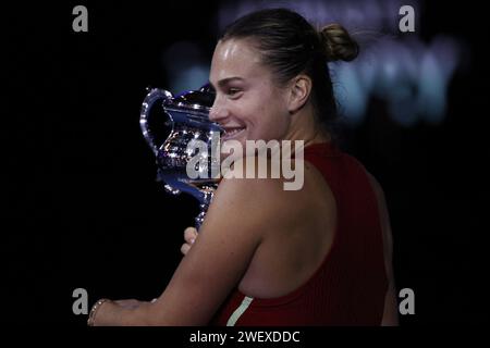 Aryna Sabalenka hebt die Trophäe ab, nachdem sie am 14. Tag der Australian Open 2024 am Melbourne Park am 27. Januar 2024 in Melbourne, Australien das Finale gegen Qinwen Zheng (CHN) gewonnen hatte. Stockfoto