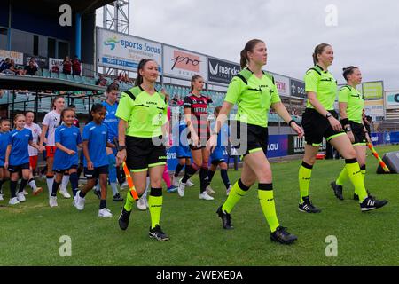 Sydney, Australien. Januar 2024. Match Referees, Brisbane Roar und Wanderers Spieler gehen auf das Spielfeld vor dem A-League-Spiel zwischen Western Sydney Wanderers und Brisbane Roar im Marconi Stadium am 27. Januar 2024 in Sydney, Australien Credit: IOIO IMAGES/Alamy Live News Stockfoto