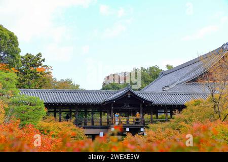 Leute kommen und sehen die Herbstlandschaft am Tofuku-JI Tempel in Higashiyama Ward, Kyoto. Stockfoto