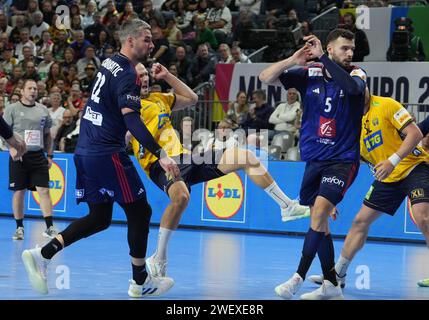 Köln, Deutschland. Januar 2024. © Laurent Lairys/MAXPPP - Köln 26/01/2024 Luka Karabatic und Nedim Remili aus Frankreich während der EHF Euro 2024, Halbfinalspiel zwischen Frankreich und Schweden am 26. Januar 2024 in der Lanxess-Arena in Köln - Foto Laurent Lairys/MAXPPP Credit: MAXPPP/Alamy Live News Stockfoto