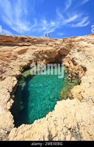 Die berühmte Lagune „Devil's Eye“ mit ihrem kristallklaren türkisfarbenen Wasser auf der Insel Koufonisi, den Kykladen, Griechenland, Europa. Stockfoto