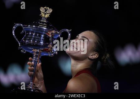 Aryna Sabalenka hebt die Trophäe ab, nachdem sie am 14. Tag der Australian Open 2024 am Melbourne Park am 27. Januar 2024 in Melbourne, Australien das Finale gegen Qinwen Zheng (CHN) gewonnen hatte. Stockfoto