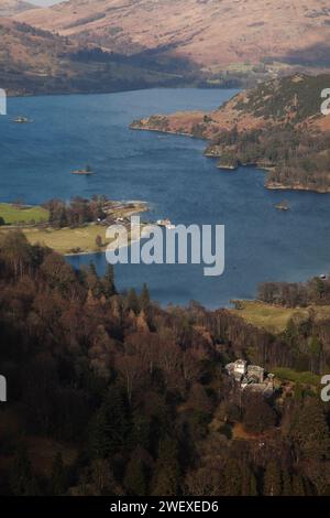 Ullswater von Thornhow End, auf dem Weg nach St. Sunday Crag, oberhalb des Dorfes Patterdale, im Lake District, Großbritannien Stockfoto