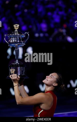 Aryna Sabalenka hebt die Trophäe ab, nachdem sie am 14. Tag der Australian Open 2024 am Melbourne Park am 27. Januar 2024 in Melbourne, Australien das Finale gegen Qinwen Zheng (CHN) gewonnen hatte. Stockfoto