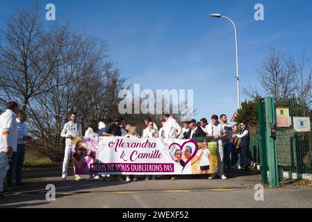 Pamiers, Frankreich. Januar 2024. Weißer marsch zu Ehren von Alexandra Sonac, Farmer, und ihrer Tochter Camille, die Opfer eines Unfalls auf einer Straßensperre in Pamiers, Frankreich, am 27. Januar 2024. Foto: Patricia Huchot-Boissier/ABACAPRESS.COM Credit: Abaca Press/Alamy Live News Stockfoto