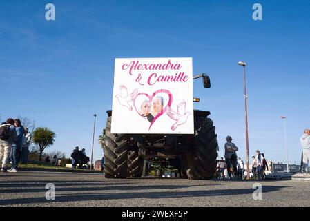 Pamiers, Frankreich. Januar 2024. Weißer marsch zu Ehren von Alexandra Sonac, Farmer, und ihrer Tochter Camille, die Opfer eines Unfalls auf einer Straßensperre in Pamiers, Frankreich, am 27. Januar 2024. Foto: Patricia Huchot-Boissier/ABACAPRESS.COM Credit: Abaca Press/Alamy Live News Stockfoto