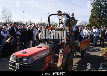 Pamiers, Frankreich. Januar 2024. Weißer marsch zu Ehren von Alexandra Sonac, Farmer, und ihrer Tochter Camille, die Opfer eines Unfalls auf einer Straßensperre in Pamiers, Frankreich, am 27. Januar 2024. Foto: Patricia Huchot-Boissier/ABACAPRESS.COM Credit: Abaca Press/Alamy Live News Stockfoto