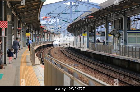 Der SHINKANSEN-Zug näherte sich dem Bahnsteig, um Passagiere am Bahnhof Kokura aufzunehmen. Stockfoto