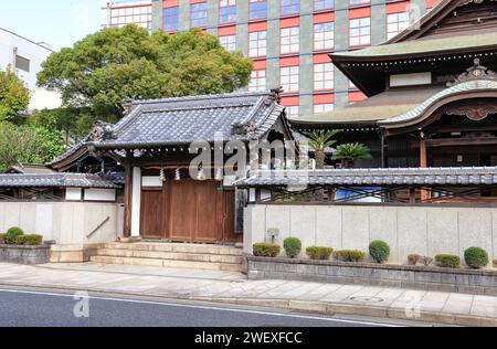 Eingang des traditionellen Hauses in Japan, Holztür und Wand des traditionellen japanischen alten Hauses. Stockfoto