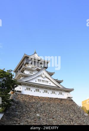 Kokura-Jo oder Kokura Castle, Japanisches Schloss im Katsuyama Public Park Kitakyushu, in der Nähe des Flusses Murasaki in Fukuoka, Japan Stockfoto