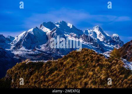 Gipfel der Berge Marmolata, Picolo Vernel und Grand Vernel (von links), vom Passo Giau aus gesehen nach Schneefall im Herbst. Stockfoto