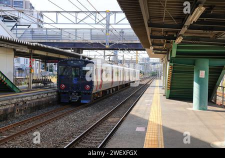 Der Zug näherte sich dem Bahnsteig, um Passagiere am Bahnhof Nishi-Kokura aufzunehmen. Stockfoto