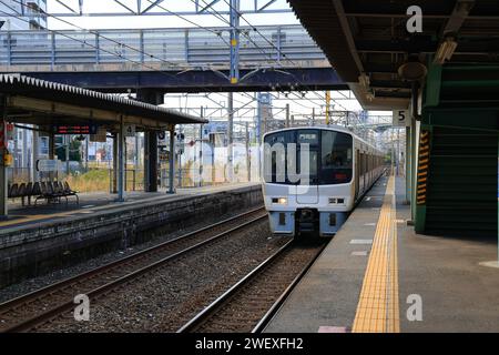 Der Zug näherte sich dem Bahnsteig, um Passagiere am Bahnhof Nishi-Kokura aufzunehmen. Stockfoto