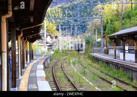 Der Zug näherte sich dem Bahnsteig, um die Passagiere am Bahnhof Kidonanzoin-Mae aufzunehmen. Stockfoto