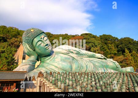 Die größte ruhende Bronze-Buddha-Statue der Welt im nanzo-in-Tempel in der Präfektur Fukuoka, Japan. Stockfoto